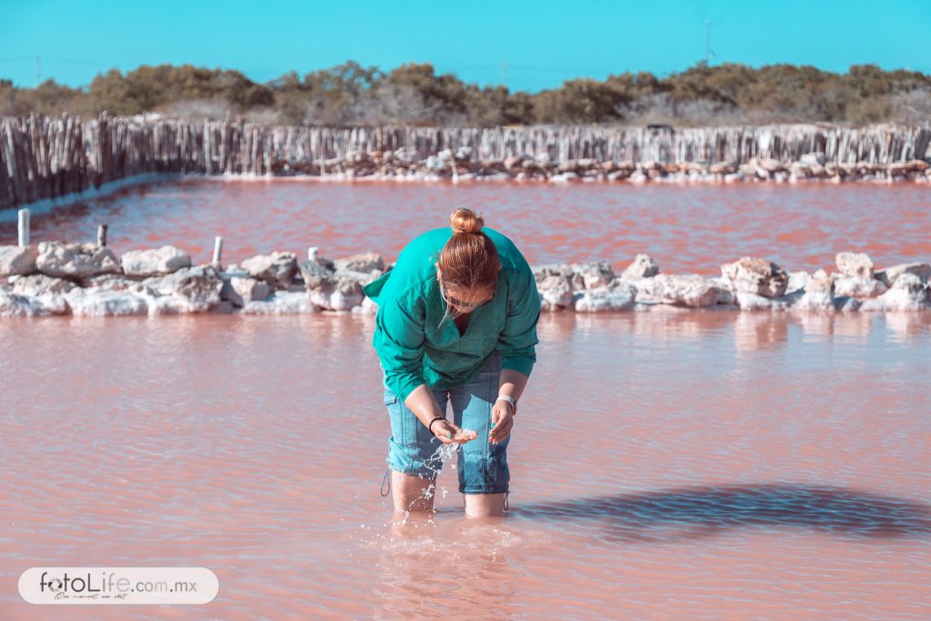 El visitante puede meterse a una de las pozas...