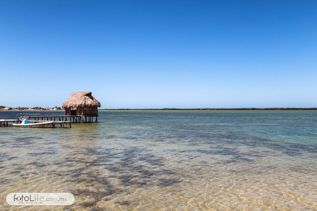 Aguas claras, sol y palapas...