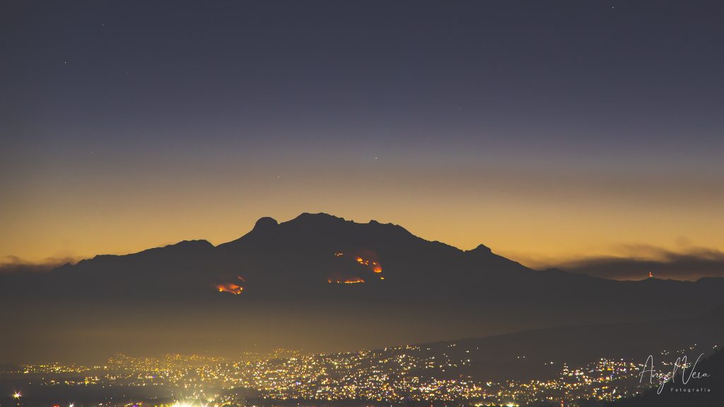 Vista del incendio en las faldas del Iztaccíhuatl